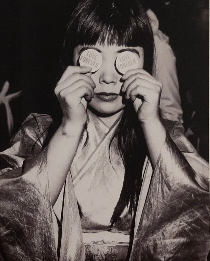 Yayoi_Kusama met Love Forever buttons © Yayoi Kusama, New York (1966).