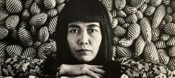 Yayoi_Kusama Yayoi Kusama met haar Soft sculpture Red Stripes & Blue Spots (1965) Den Haag © foto Marianne Dommisse © Coll. NL Fotomuseum