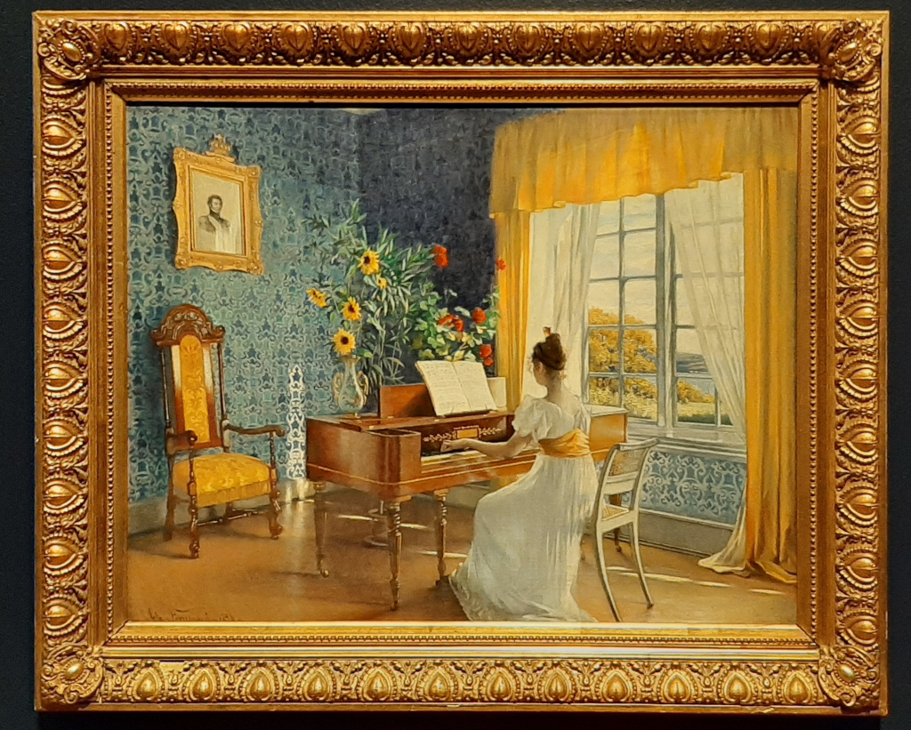 Asta_Norregaard Vrouw achter de piano in de muziekkamer van Torderod Manor (1898) © Asta Norregaard © foto Wilma_Lankhorst
