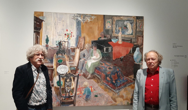 Victor (l) en Jan (r) bij het schilderij waarop hun moeder Lies Jan voedt © Jan Sluijters © foto Noordbrabants Museum.